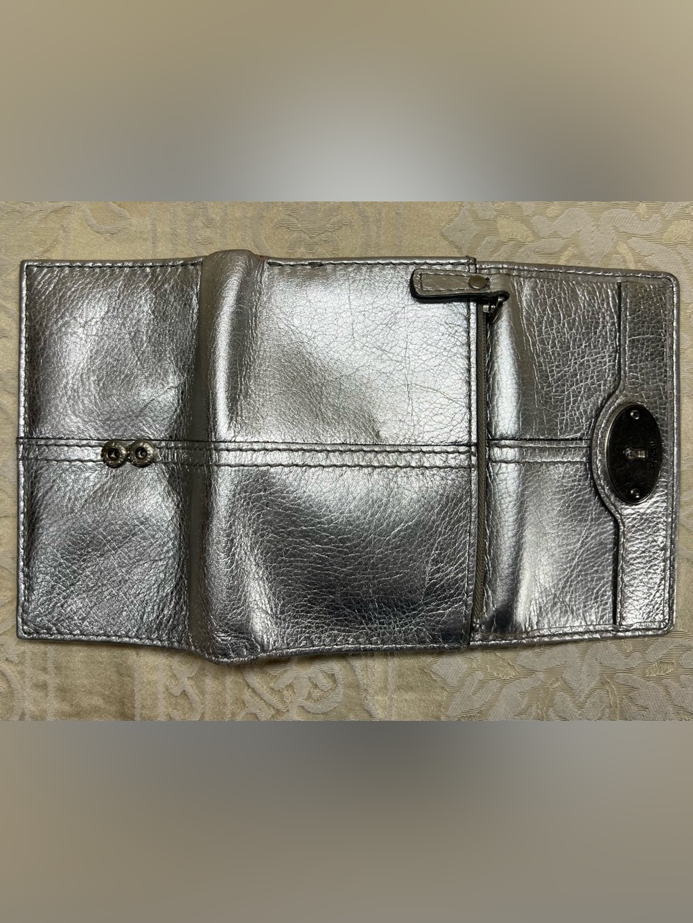 Fossil Silver Metallic Leather Trifold Wallet Keyhole Snap Organizer - Picture 2 of 4